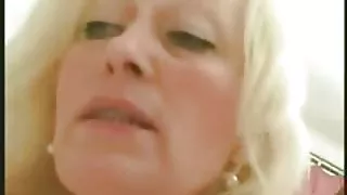 Mollige blonde moeder geneukt door haar bf