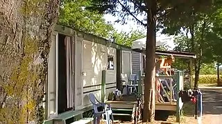 Voyeur van een sexy blonde milf buurman op de camping