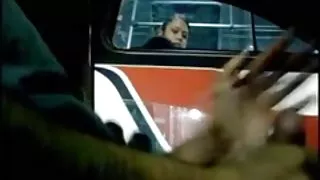 Meisje kijkt cock cum op de trein