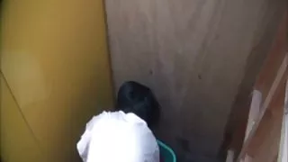 Jonge vrouwen die uit een badpak