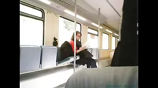 Trein masturbatie in de voorkant van meisje
