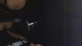 Bulgaarse studenten plezier hebben in disco toilet