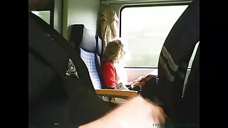 Trein masturbatie in de voorkant van de oudere dame