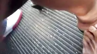 Echte verborgen footsie met een leuke vrouw op de bus