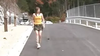 Naakt op een bergweg