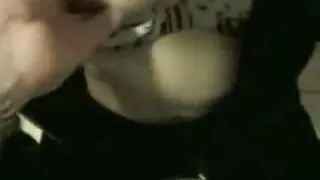 Emo gotch chick geeft handjob in de wc