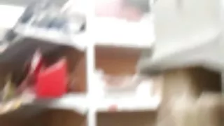 Vrouw in ultra mini rokje, geen slipje
