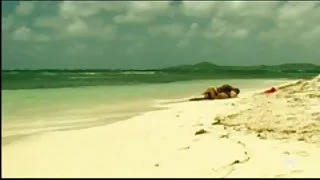 Jonge blonde blanke meisje met zwarte lover op het strand - interracial