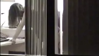 Venster peep meisje krijgt genageld op de voorkant van het venster