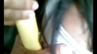 Het indrukken van tieten in de bus en spelen