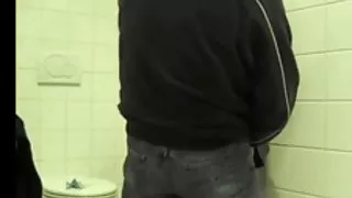 Sodomisee dans les toilettes