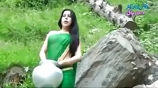Desi meisje in transparante natte saree het tonen van borsten..hete show