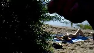 Dickflash - epische klaarkomen voor naakt beachgirl (480p versie)