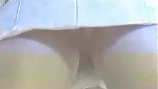 Upskirt - meisje zonder slipje