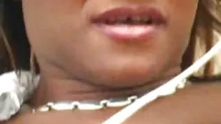 De genyco s het verzorgen van jonge ebony brunette