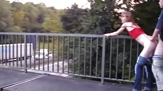 Skinny roodharige blazen en neuken op de brug